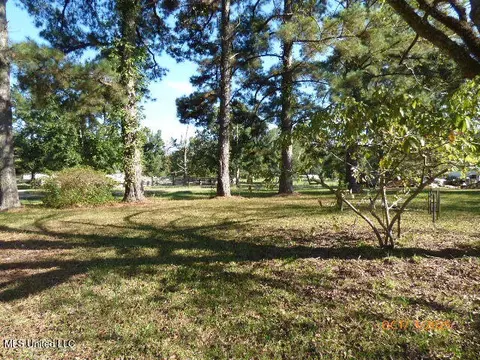 Exterior - 32 Rose Hill Dr, Natchez, MS 39120 photo 4 of 5