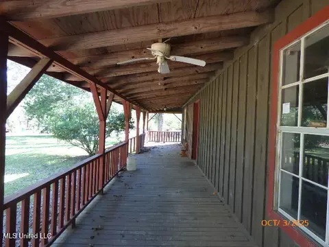Exterior - 32 Rose Hill Dr, Natchez, MS 39120 photo 3 of 5