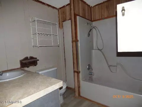 Bath - 32 Rose Hill Dr, Natchez, MS 39120 photo 2 of 2