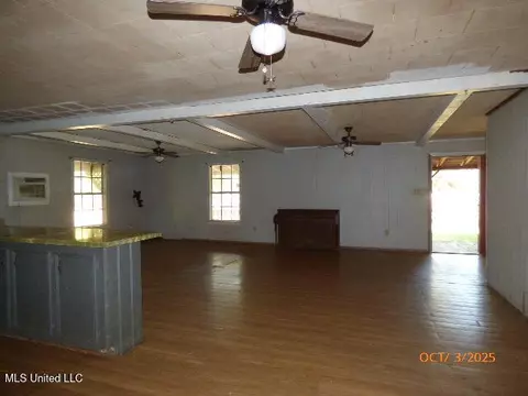 Living - 32 Rose Hill Dr, Natchez, MS 39120 photo 3 of 4