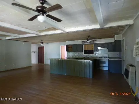 Living - 32 Rose Hill Dr, Natchez, MS 39120 photo 1 of 4