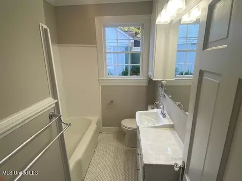 Bath - 4132 Council Cir, Jackson, MS 39206 photo 1 of 3