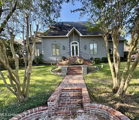 17 Highland Meadows Dr, Jackson, MS 39211