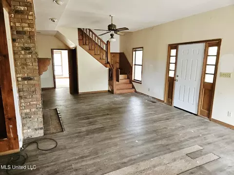Living - 1020 Diane Cir, Summit, MS 39666 photo 2 of 3