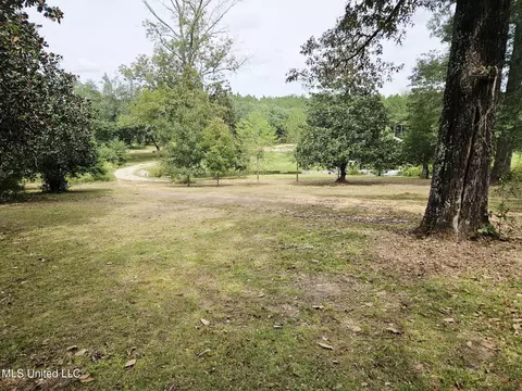 Exterior - 1020 Diane Cir, Summit, MS 39666 photo 2 of 9