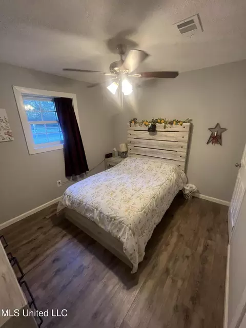 Bedroom - 9709 E Cedarcliff Dr, Moss Point, MS 39562 photo 2 of 5