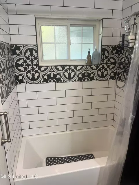 Bath - 9709 E Cedarcliff Dr, Moss Point, MS 39562 photo 3 of 4