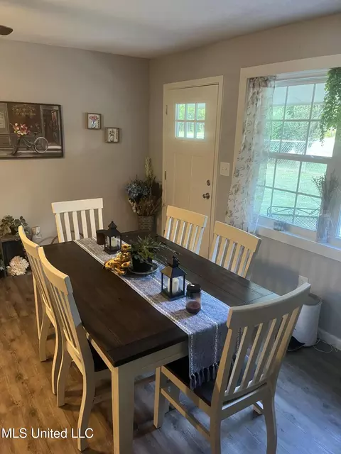 Dining - 9709 E Cedarcliff Dr, Moss Point, MS 39562 photo 2 of 4
