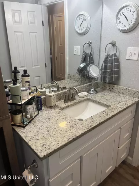 Bath - 9709 E Cedarcliff Dr, Moss Point, MS 39562 photo 2 of 4