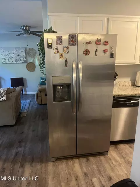 Kitchen - 9709 E Cedarcliff Dr, Moss Point, MS 39562 photo 5 of 5