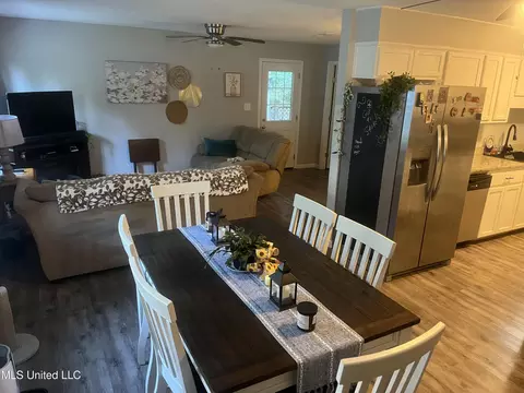Dining - 9709 E Cedarcliff Dr, Moss Point, MS 39562 photo 4 of 4