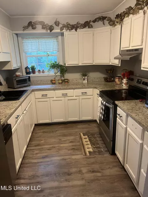 Kitchen - 9709 E Cedarcliff Dr, Moss Point, MS 39562 photo 1 of 5