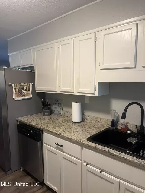 Kitchen - 9709 E Cedarcliff Dr, Moss Point, MS 39562 photo 2 of 5