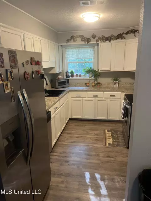 Kitchen - 9709 E Cedarcliff Dr, Moss Point, MS 39562 photo 4 of 5
