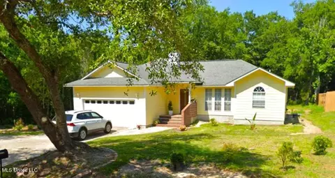 1605 S 2nd St, Ocean Springs, MS 39564
