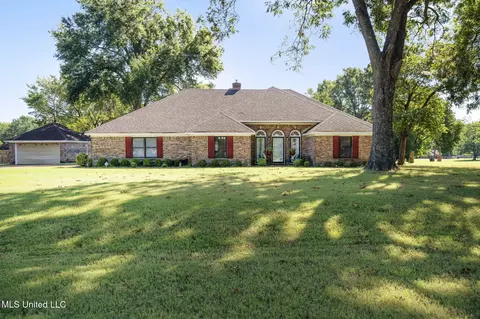 8740 Oakwood Ln, Olive Branch, MS 38654