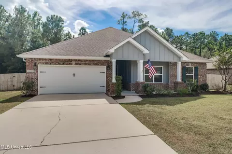 9050 River Birch Dr, Biloxi, MS 39532