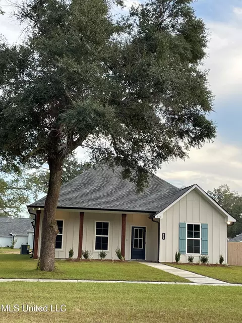 810 Old Spanish Trl, Bay Saint Louis, MS 39520