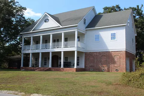 726 Wiggins Cir, Pascagoula, MS 39581