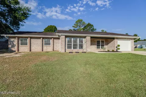 206 Idlewood Dr, Waveland, MS 39576