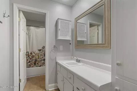 Bath - 1233 Linden Pl, Jackson, MS 39202 photo 1 of 1