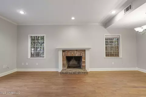 Living - 1233 Linden Pl, Jackson, MS 39202 photo 2 of 4