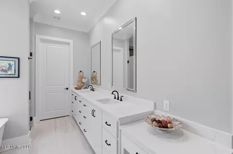 Bath - 298 Highland Meadow Rd, Flora, MS 39071 photo 3 of 8