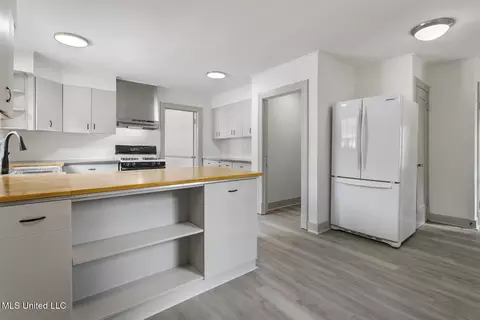 Kitchen - 4087 Redwing Ave, Jackson, MS 39216 photo 3 of 3