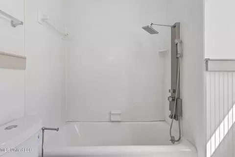 Bath - 4087 Redwing Ave, Jackson, MS 39216 photo 4 of 4