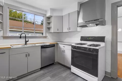 Kitchen - 4087 Redwing Ave, Jackson, MS 39216 photo 2 of 3