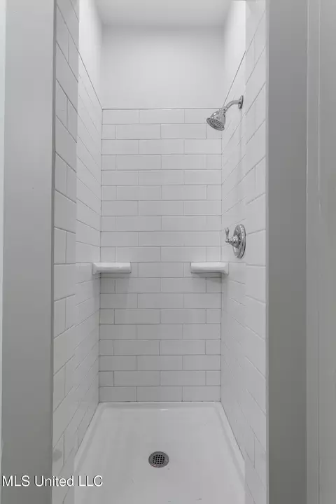 Bath - 4087 Redwing Ave, Jackson, MS 39216 photo 2 of 4