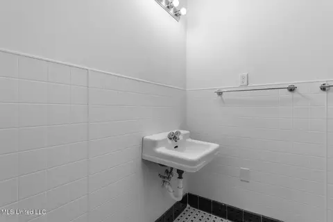 Bath - 4087 Redwing Ave, Jackson, MS 39216 photo 1 of 4