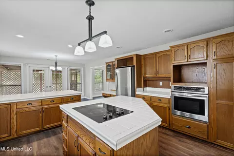 Kitchen - 8803 Howling Fox Cv, Hernando, MS 38632 photo 2 of 5