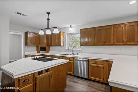 Kitchen - 8803 Howling Fox Cv, Hernando, MS 38632 photo 3 of 5