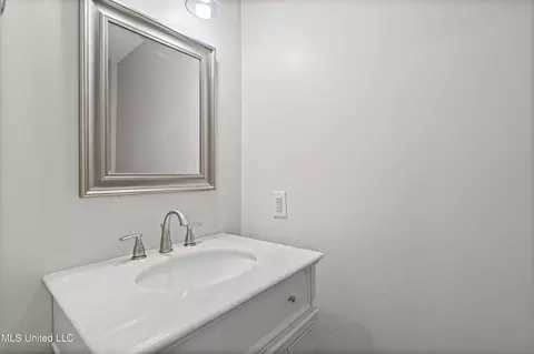 Bath - 8803 Howling Fox Cv, Hernando, MS 38632 photo 1 of 4