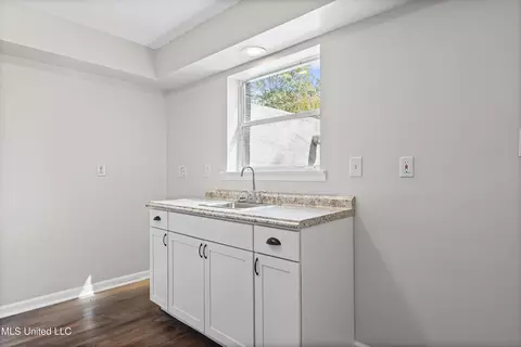 Kitchen - 8803 Howling Fox Cv, Hernando, MS 38632 photo 5 of 5