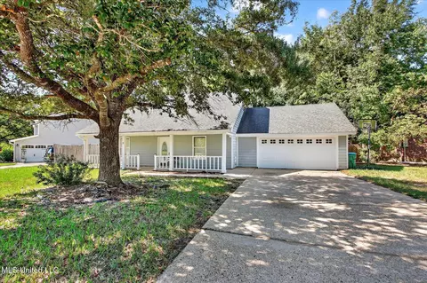 1613 Westgate Pkwy, Gautier, MS 39553