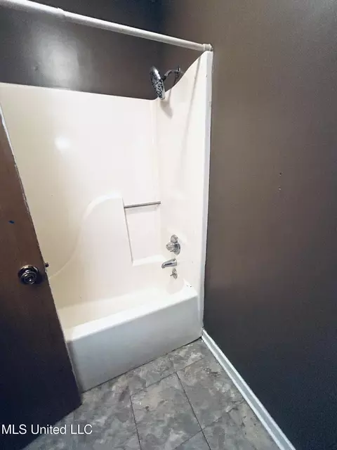 Bath - 1478 Bass Ave, Jackson, MS 39212 photo 3 of 4