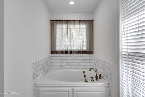 Bath - 418 Barksdale Rd, Brandon, MS 39047 photo 6 of 7
