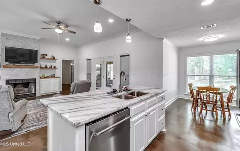 Kitchen - 418 Barksdale Rd, Brandon, MS 39047 photo 5 of 7
