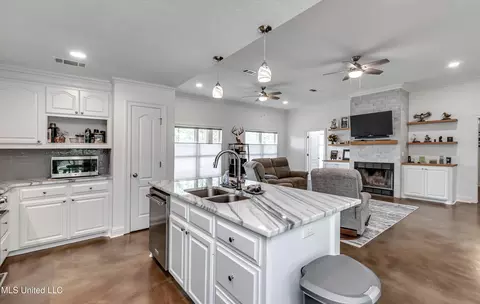 Kitchen - 418 Barksdale Rd, Brandon, MS 39047 photo 6 of 7