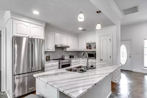 Kitchen - 418 Barksdale Rd, Brandon, MS 39047 photo 2 of 7