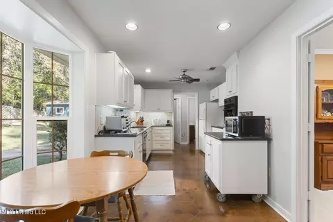 Kitchen - 69 Terrapin Dr, Brandon, MS 39042 photo 4 of 4