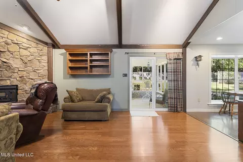 Living - 69 Terrapin Dr, Brandon, MS 39042 photo 2 of 6