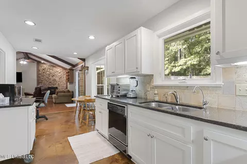 Kitchen - 69 Terrapin Dr, Brandon, MS 39042 photo 3 of 4
