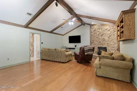Living - 69 Terrapin Dr, Brandon, MS 39042 photo 1 of 6