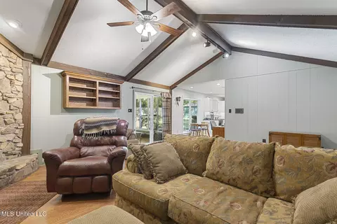 Living - 69 Terrapin Dr, Brandon, MS 39042 photo 4 of 6