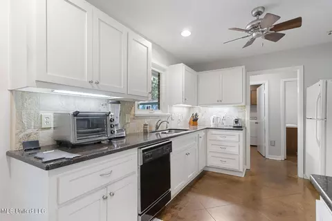 Kitchen - 69 Terrapin Dr, Brandon, MS 39042 photo 1 of 4