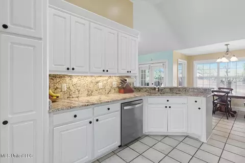Kitchen - 345 Avalon Way, Brandon, MS 39047 photo 3 of 4