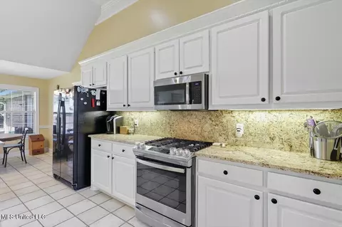 Kitchen - 345 Avalon Way, Brandon, MS 39047 photo 2 of 4